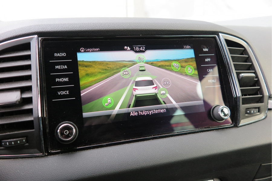 Škoda Karoq 1.5 TSI 150pk DSG ACT Business Edition Plus Trekhaak ,Side assist , Lane assist , Adaptive cruise, Stoelverwarming ,Navi, PDC , Camera etc. .