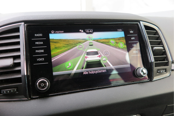 Škoda Karoq 1.5 TSI 150pk DSG ACT Business Edition Plus Trekhaak ,Side assist , Lane assist , Adaptive cruise, Stoelverwarming ,Navi, PDC , Camera etc. .