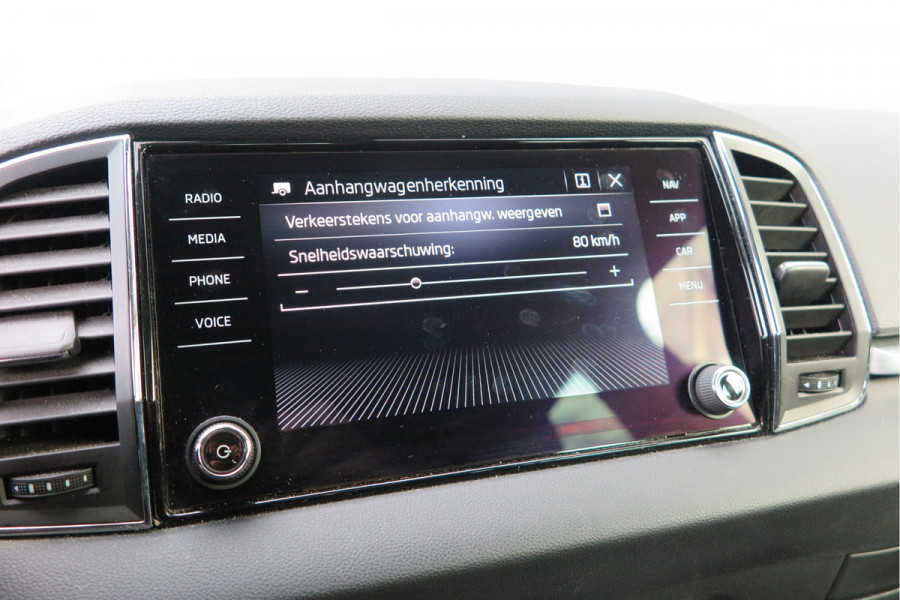 Škoda Karoq 1.5 TSI 150pk DSG ACT Business Edition Plus Trekhaak ,Side assist , Lane assist , Adaptive cruise, Stoelverwarming ,Navi, PDC , Camera etc. .