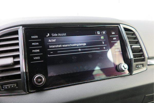 Škoda Karoq 1.5 TSI 150pk DSG ACT Business Edition Plus Trekhaak ,Side assist , Lane assist , Adaptive cruise, Stoelverwarming ,Navi, PDC , Camera etc. .