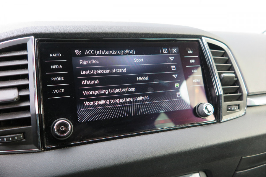 Škoda Karoq 1.5 TSI 150pk DSG ACT Business Edition Plus Trekhaak ,Side assist , Lane assist , Adaptive cruise, Stoelverwarming ,Navi, PDC , Camera etc. .