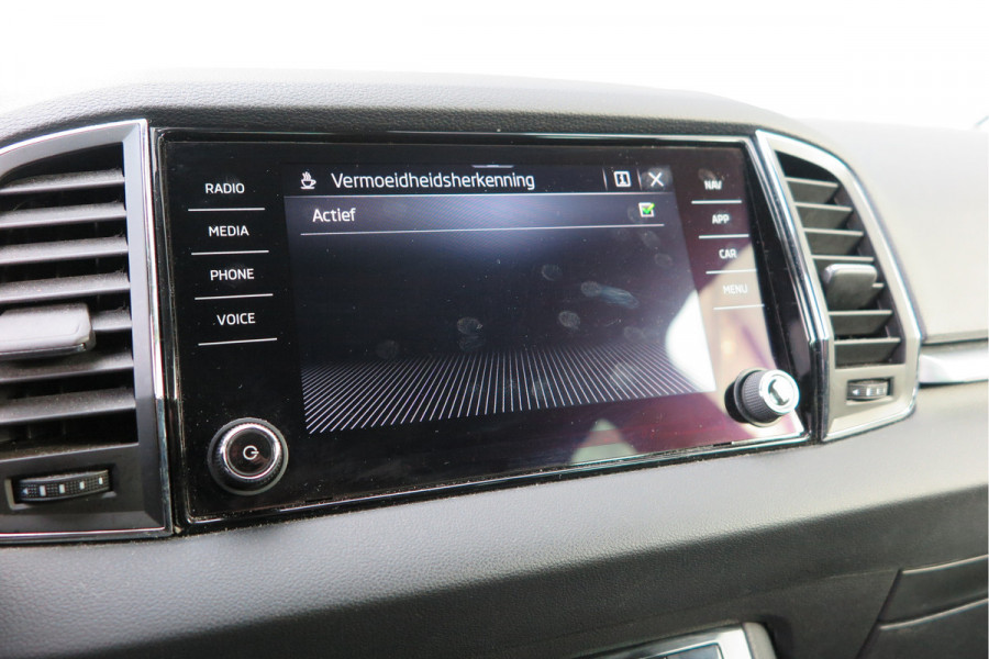 Škoda Karoq 1.5 TSI 150pk DSG ACT Business Edition Plus Trekhaak ,Side assist , Lane assist , Adaptive cruise, Stoelverwarming ,Navi, PDC , Camera etc. .