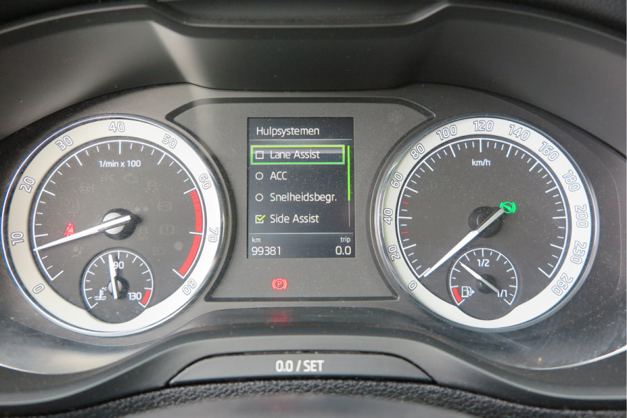 Škoda Karoq 1.5 TSI 150pk DSG ACT Business Edition Plus Trekhaak ,Side assist , Lane assist , Adaptive cruise, Stoelverwarming ,Navi, PDC , Camera etc. .