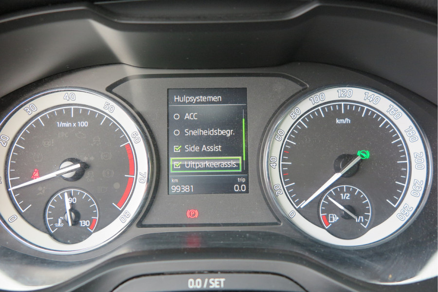 Škoda Karoq 1.5 TSI 150pk DSG ACT Business Edition Plus Trekhaak ,Side assist , Lane assist , Adaptive cruise, Stoelverwarming ,Navi, PDC , Camera etc. .