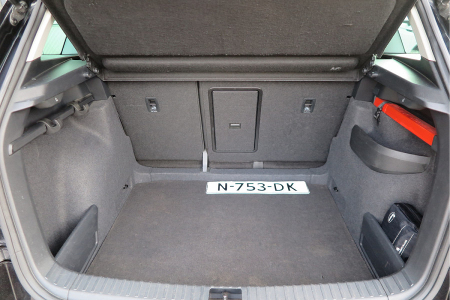 Škoda Karoq 1.5 TSI 150pk DSG ACT Business Edition Plus Trekhaak ,Side assist , Lane assist , Adaptive cruise, Stoelverwarming ,Navi, PDC , Camera etc. .