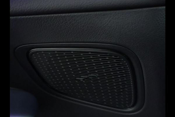 Mercedes-Benz GLC Coupé 300 e 4Matic AMG Plug-In Hybride | Trekhaak | Sfeerverlichting | Car Play | Parkeerpakket met Camera | Stuur en Stoelverwarming | Inclusief 24 maanden Mercedes-Benz Certified garantie voor Europa.