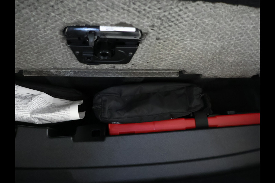 Mercedes-Benz GLC Coupé 300 e 4Matic AMG Plug-In Hybride | Trekhaak | Sfeerverlichting | Car Play | Parkeerpakket met Camera | Stuur en Stoelverwarming | Inclusief 24 maanden Mercedes-Benz Certified garantie voor Europa.