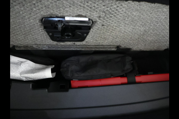 Mercedes-Benz GLC Coupé 300 e 4Matic AMG Plug-In Hybride | Trekhaak | Sfeerverlichting | Car Play | Parkeerpakket met Camera | Stuur en Stoelverwarming | Inclusief 24 maanden Mercedes-Benz Certified garantie voor Europa.