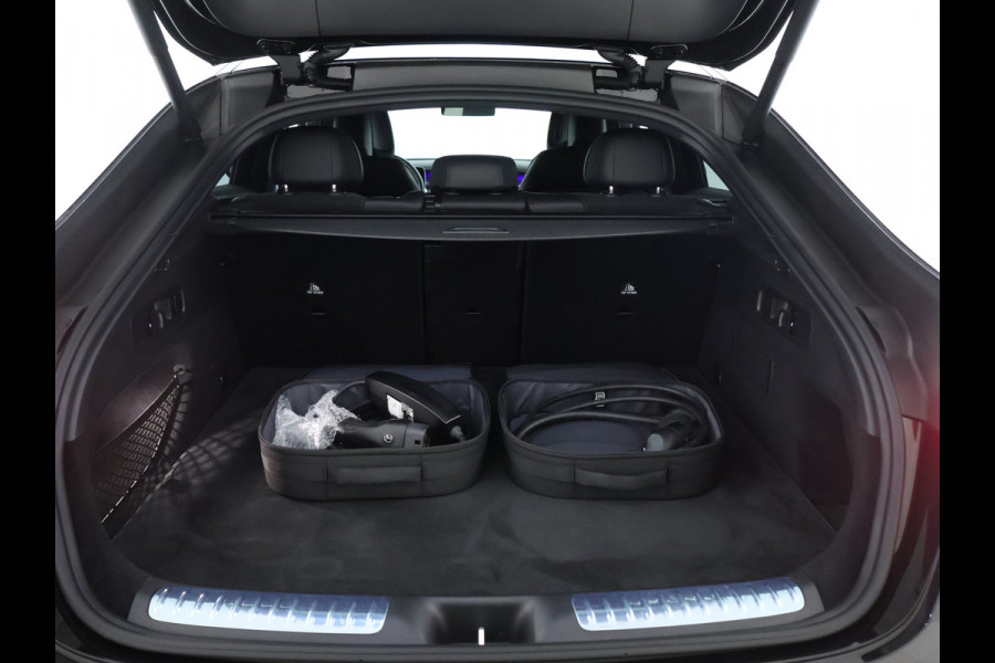 Mercedes-Benz GLC Coupé 300 e 4Matic AMG Plug-In Hybride | Trekhaak | Sfeerverlichting | Car Play | Parkeerpakket met Camera | Stuur en Stoelverwarming | Inclusief 24 maanden Mercedes-Benz Certified garantie voor Europa.