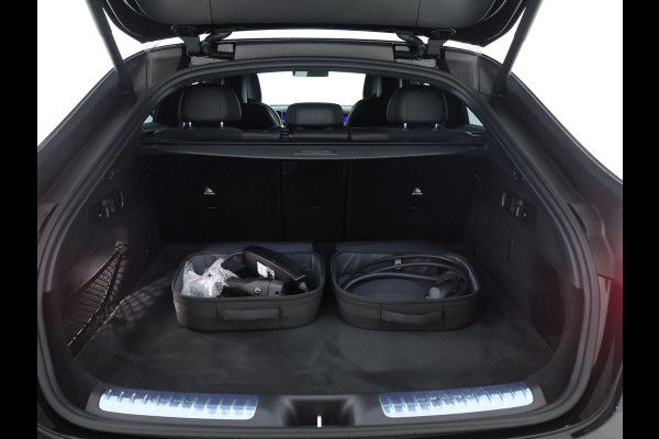 Mercedes-Benz GLC Coupé 300 e 4Matic AMG Plug-In Hybride | Trekhaak | Sfeerverlichting | Car Play | Parkeerpakket met Camera | Stuur en Stoelverwarming | Inclusief 24 maanden Mercedes-Benz Certified garantie voor Europa.