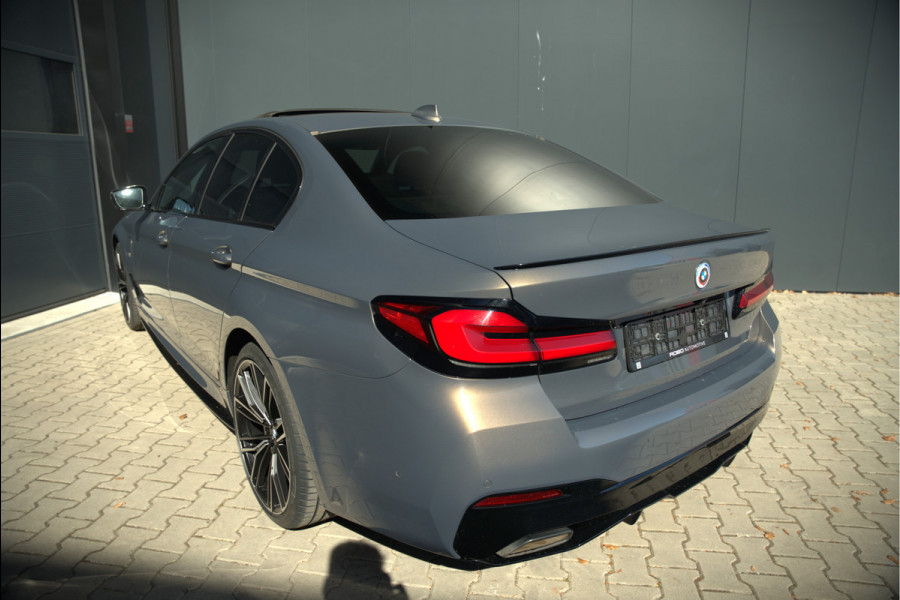 BMW 5 Serie 520e Business Edition Plus M Sport | M Performance | Alvitgrau | Panoramadak | Laser | Stoelverwarming | Stuurverwarming | Camera | Adaptive Cruise Control | Apple Carplay | Navigatie | Elektrische Stoelen | SOH 89%