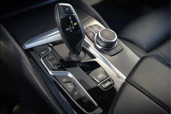 BMW 5 Serie 520e Business Edition Plus M Sport | M Performance | Alvitgrau | Panoramadak | Laser | Stoelverwarming | Stuurverwarming | Camera | Adaptive Cruise Control | Apple Carplay | Navigatie | Elektrische Stoelen | SOH 89%