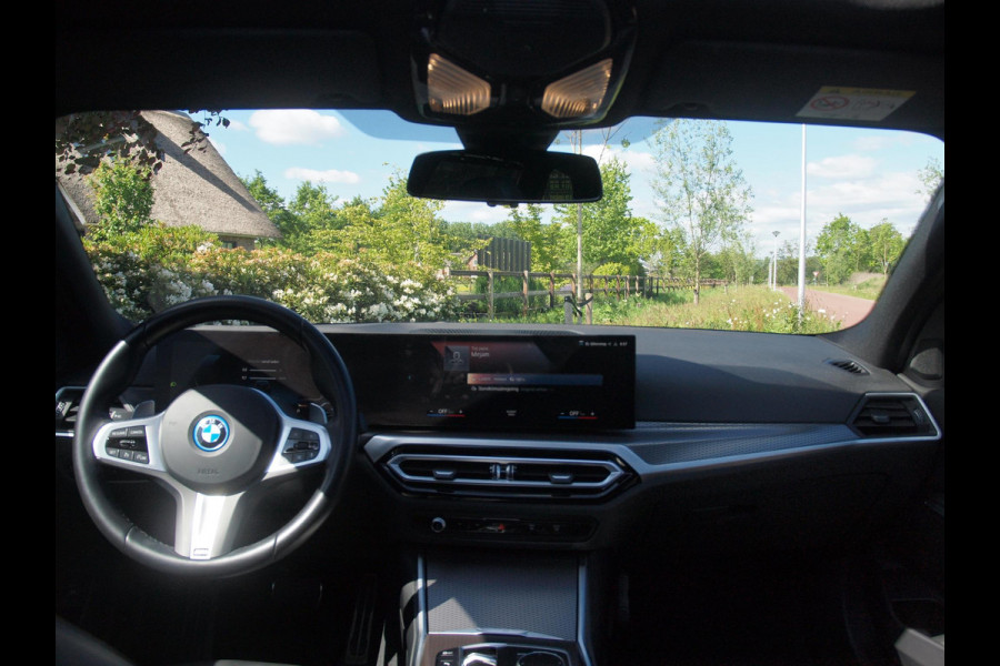 BMW 3 Serie Touring 320e M-Pakket | Panoramadak | Sfeerverlichting | Facelift |
