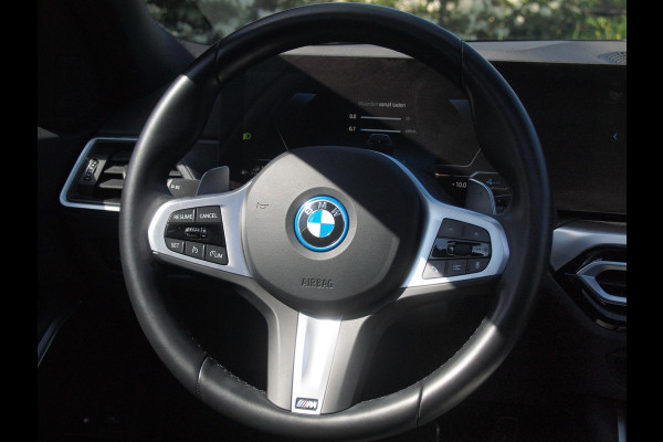 BMW 3 Serie Touring 320e M-Pakket | Panoramadak | Sfeerverlichting | Facelift |