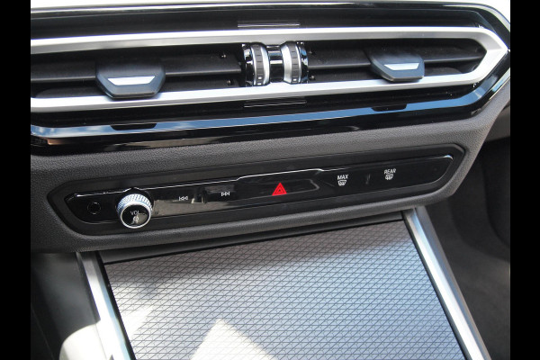 BMW 3 Serie Touring 320e M-Pakket | Panoramadak | Sfeerverlichting | Facelift |