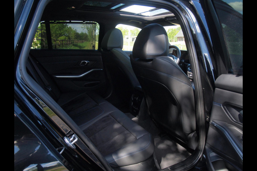 BMW 3 Serie Touring 320e M-Pakket | Panoramadak | Sfeerverlichting | Facelift |