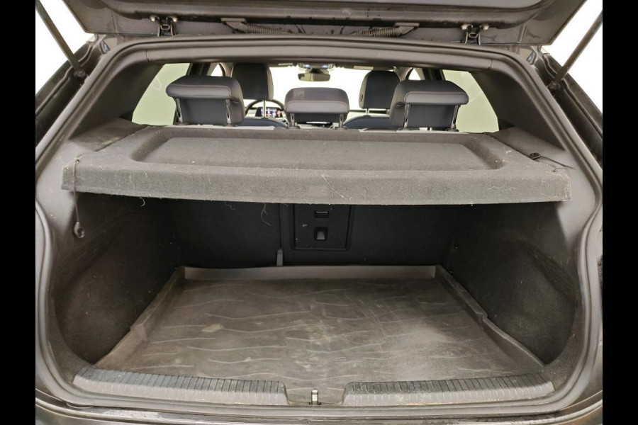 Volkswagen ID.3 First Plus 58 kWh 204 PK | Navigatie | 19" Lm velgen | Parkeercamera |