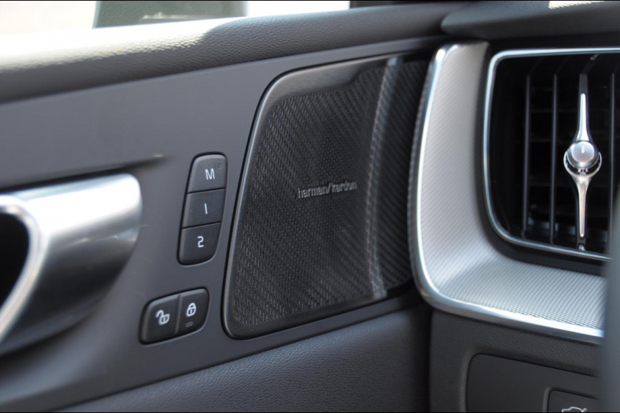 Volvo XC60 T6 350PK Automaat AWD Plus Black Edition / Elektrisch bedienbare voorstoelen met geheugen/ Stoelverwarming/ Stuurverwarming/ Harman Kardon audio/ 360 Camera/