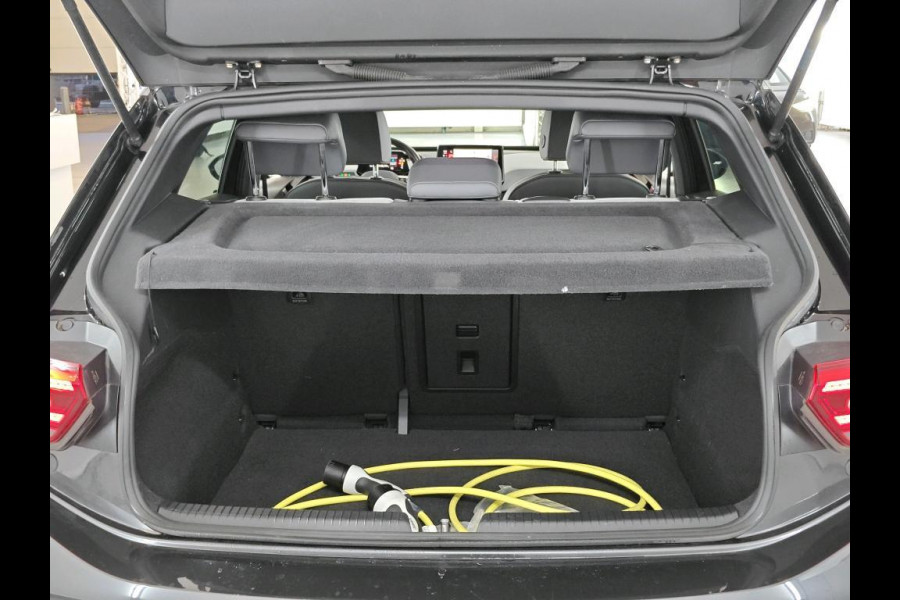 Volkswagen ID.3 First Plus 58 kWh 204 PK | Navigatie | 19" Lm velgen | Parkeercamera |
