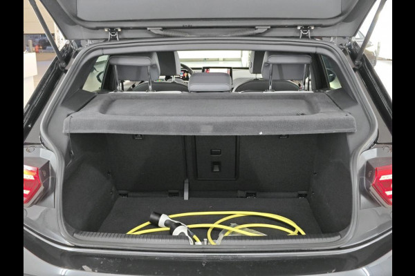 Volkswagen ID.3 First Plus 58 kWh 204 PK | Navigatie | 19" Lm velgen | Parkeercamera |