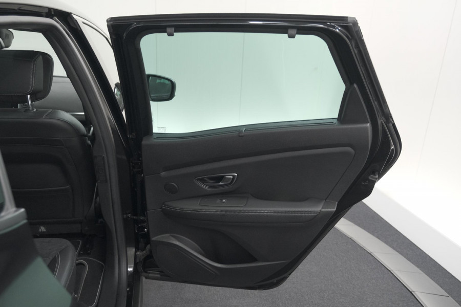 Renault Scénic TCE 160 EDC Black Edition | Trekhaak | Adaptieve Cruise Control | BOSE Premium Audio | Panoramadak