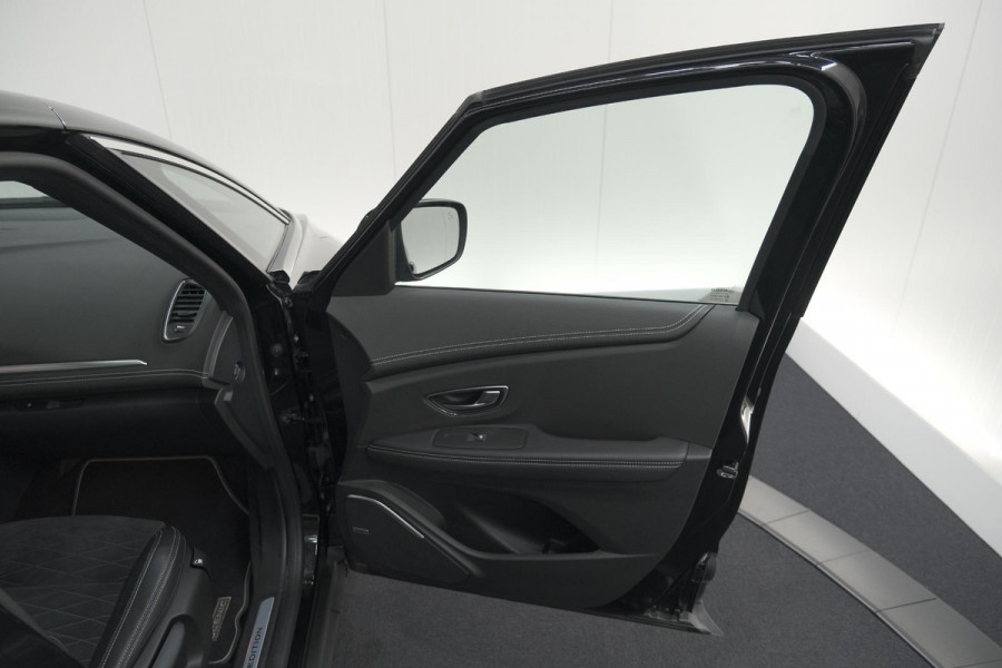Renault Scénic TCE 160 EDC Black Edition | Trekhaak | Adaptieve Cruise Control | BOSE Premium Audio | Panoramadak