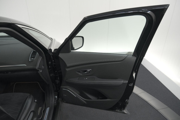 Renault Scénic TCE 160 EDC Black Edition | Trekhaak | Adaptieve Cruise Control | BOSE Premium Audio | Panoramadak