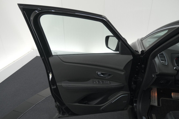Renault Scénic TCE 160 EDC Black Edition | Trekhaak | Adaptieve Cruise Control | BOSE Premium Audio | Panoramadak