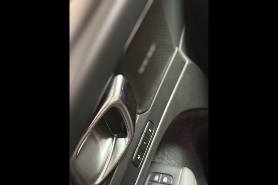 Volvo XC40 Ultimate Recharge Pure 70 kWh P8 | Pano | Stuur/Stoel verwarming | Camera | Google | H&K