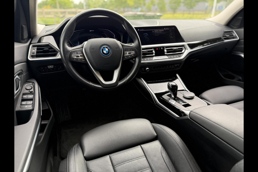 BMW 3-serie 320e Business Edition Plus | Sportstoelen | Sfeerverlichting | 19Inch | Dealer onderhouden | Camera |
