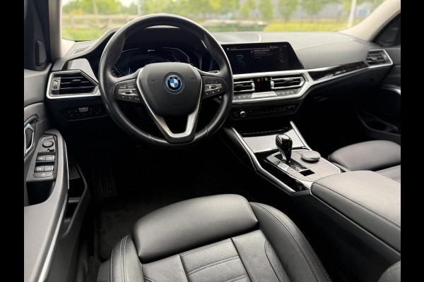 BMW 3-serie 320e Business Edition Plus | Sportstoelen | Sfeerverlichting | 19Inch | Dealer onderhouden | Camera |