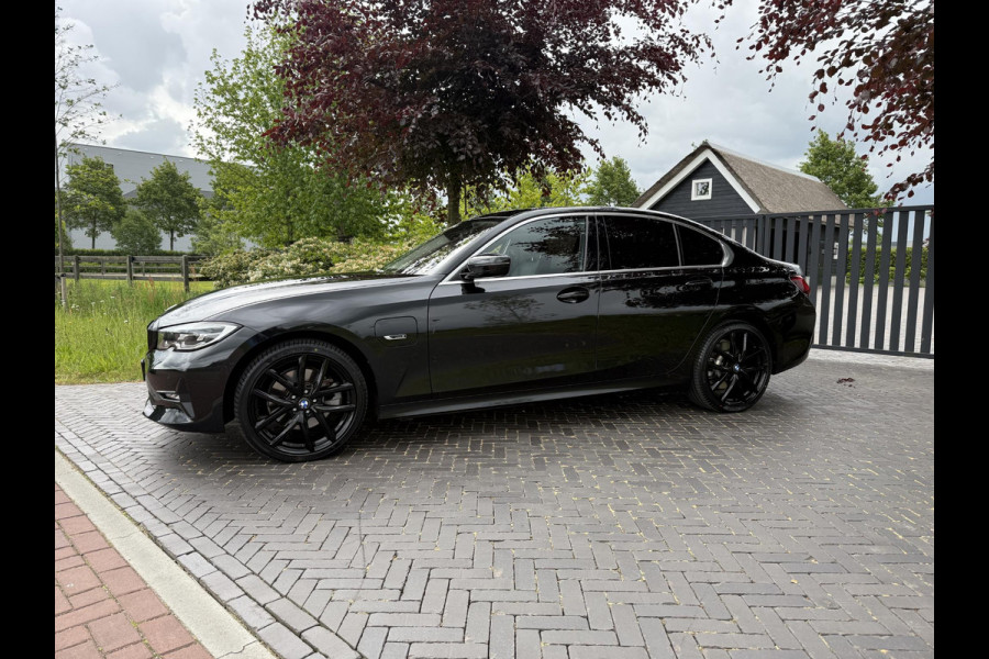 BMW 3-serie 320e Business Edition Plus | Sportstoelen | Sfeerverlichting | 19Inch | Dealer onderhouden | Camera |