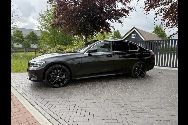 BMW 3-serie 320e Business Edition Plus | Sportstoelen | Sfeerverlichting | 19Inch | Dealer onderhouden | Camera |