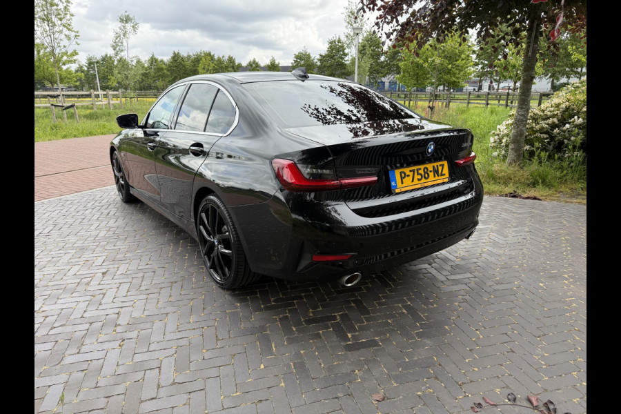 BMW 3-serie 320e Business Edition Plus | Sportstoelen | Sfeerverlichting | 19Inch | Dealer onderhouden | Camera |