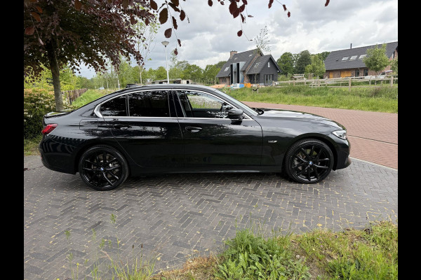 BMW 3-serie 320e Business Edition Plus | Sportstoelen | Sfeerverlichting | 19Inch | Dealer onderhouden | Camera |