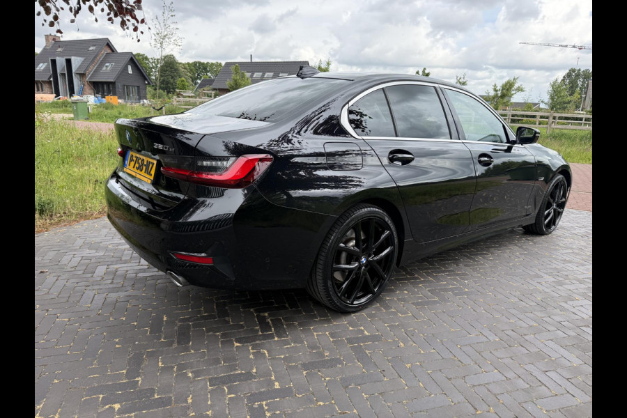 BMW 3-serie 320e Business Edition Plus | Sportstoelen | Sfeerverlichting | 19Inch | Dealer onderhouden | Camera |