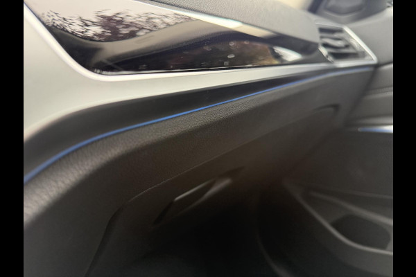 BMW 3-serie 320e Business Edition Plus | Sportstoelen | Sfeerverlichting | 19Inch | Dealer onderhouden | Camera |