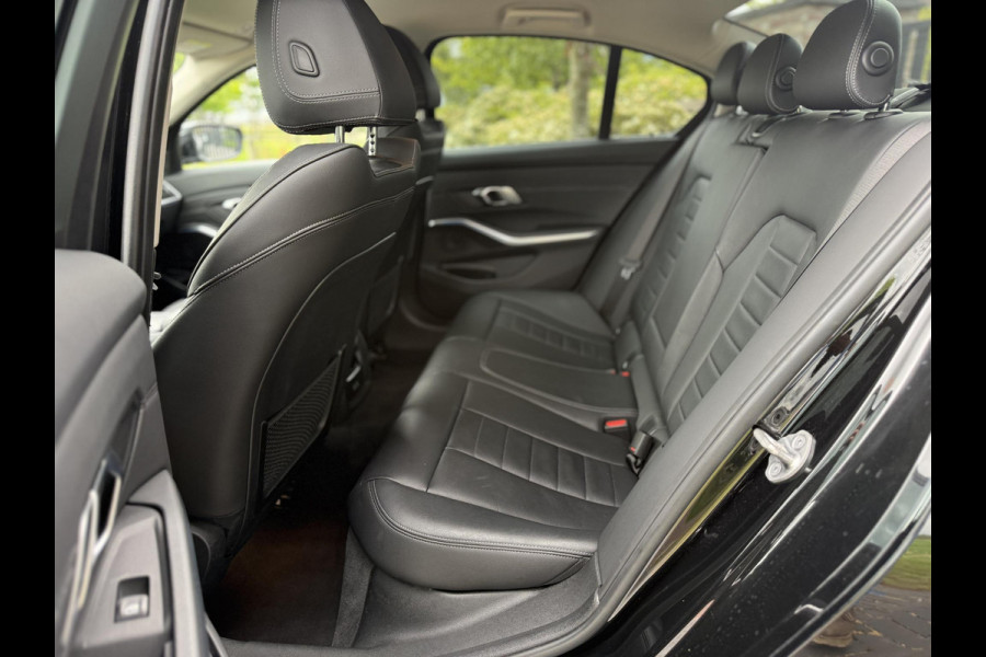 BMW 3-serie 320e Business Edition Plus | Sportstoelen | Sfeerverlichting | 19Inch | Dealer onderhouden | Camera |