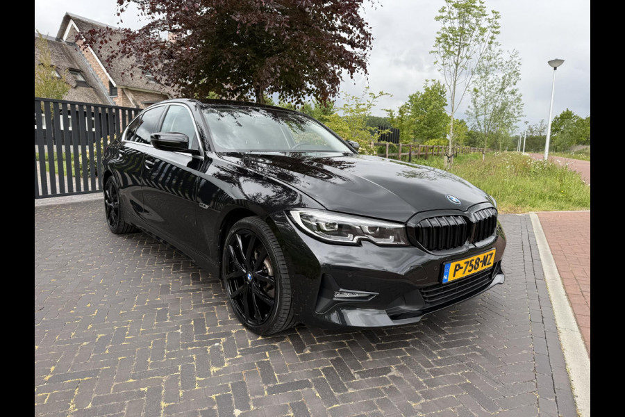 BMW 3-serie 320e Business Edition Plus | Sportstoelen | Sfeerverlichting | 19Inch | Dealer onderhouden | Camera |