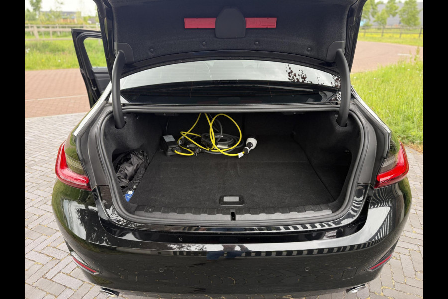 BMW 3-serie 320e Business Edition Plus | Sportstoelen | Sfeerverlichting | 19Inch | Dealer onderhouden | Camera |