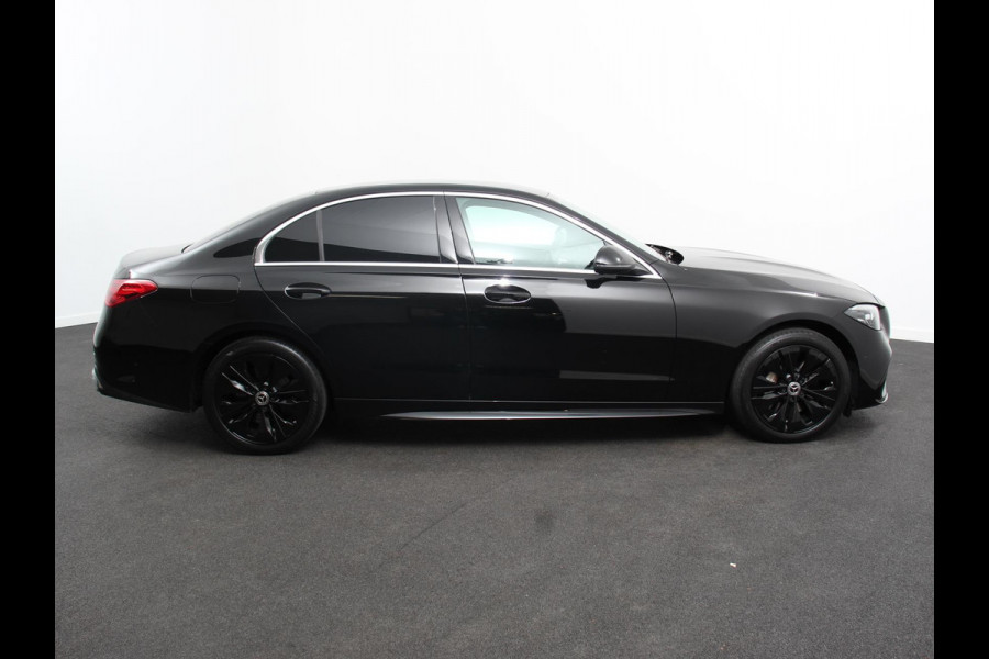 Mercedes-Benz C-Klasse 300e AMG Line sedan Automaat Climate control Adaptieve cruise control Parkeersensoren Achteruitrijcamera Sfeerverlichting Stoelverwarming Keyless LED Navigatie