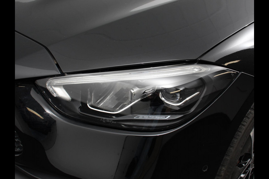 Mercedes-Benz C-Klasse 300e AMG Line sedan Automaat Climate control Adaptieve cruise control Parkeersensoren Achteruitrijcamera Sfeerverlichting Stoelverwarming Keyless LED Navigatie