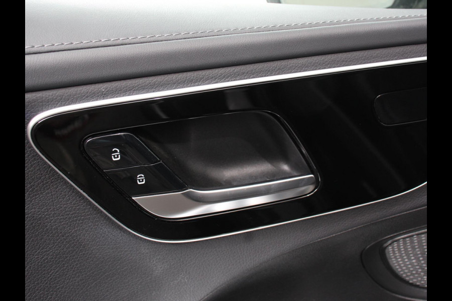 Mercedes-Benz C-Klasse 300e AMG Line sedan Automaat Climate control Adaptieve cruise control Parkeersensoren Achteruitrijcamera Sfeerverlichting Stoelverwarming Keyless LED Navigatie