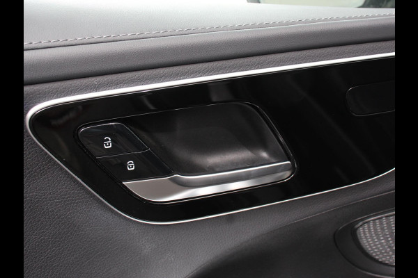 Mercedes-Benz C-Klasse 300e AMG Line sedan Automaat Climate control Adaptieve cruise control Parkeersensoren Achteruitrijcamera Sfeerverlichting Stoelverwarming Keyless LED Navigatie