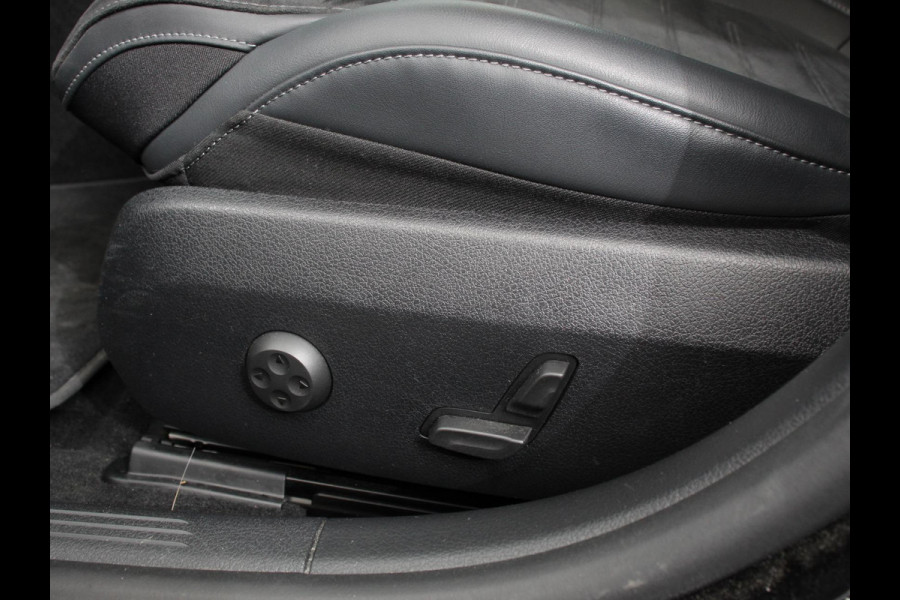 Mercedes-Benz C-Klasse 300e AMG Line sedan Automaat Climate control Adaptieve cruise control Parkeersensoren Achteruitrijcamera Sfeerverlichting Stoelverwarming Keyless LED Navigatie