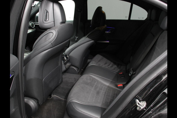 Mercedes-Benz C-Klasse 300e AMG Line sedan Automaat Climate control Adaptieve cruise control Parkeersensoren Achteruitrijcamera Sfeerverlichting Stoelverwarming Keyless LED Navigatie