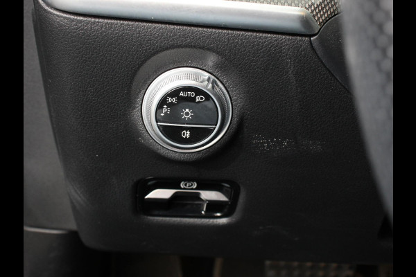 Mercedes-Benz C-Klasse 300e AMG Line sedan Automaat Climate control Adaptieve cruise control Parkeersensoren Achteruitrijcamera Sfeerverlichting Stoelverwarming Keyless LED Navigatie