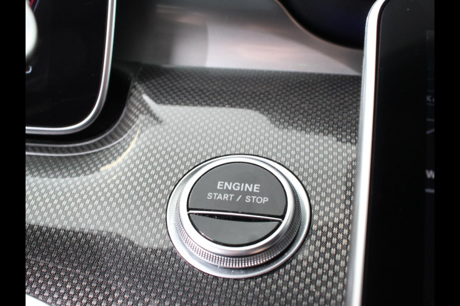Mercedes-Benz C-Klasse 300e AMG Line sedan Automaat Climate control Adaptieve cruise control Parkeersensoren Achteruitrijcamera Sfeerverlichting Stoelverwarming Keyless LED Navigatie