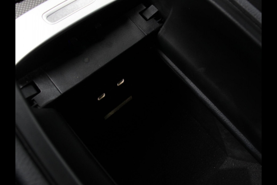 Mercedes-Benz C-Klasse 300e AMG Line sedan Automaat Climate control Adaptieve cruise control Parkeersensoren Achteruitrijcamera Sfeerverlichting Stoelverwarming Keyless LED Navigatie