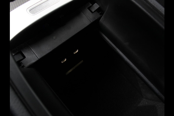 Mercedes-Benz C-Klasse 300e AMG Line sedan Automaat Climate control Adaptieve cruise control Parkeersensoren Achteruitrijcamera Sfeerverlichting Stoelverwarming Keyless LED Navigatie